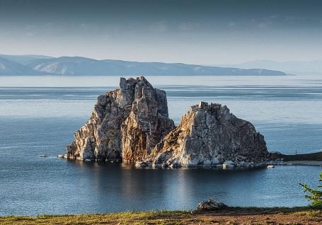 Скала Шаманка на Байкале