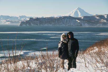 Пара на фоне мыса Маячный зимой