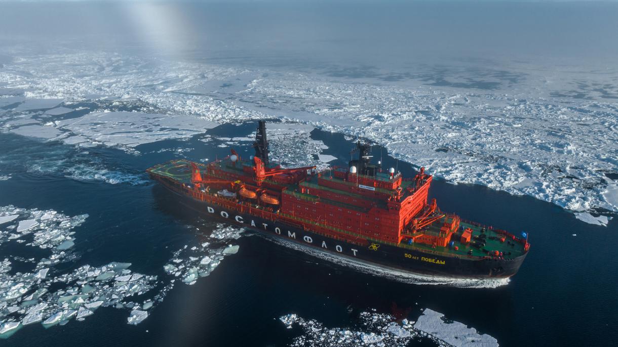 К Северному полюсу на ледоколе